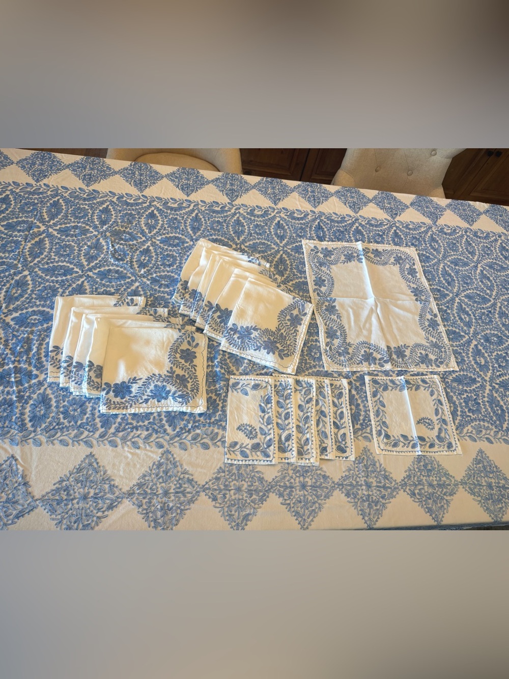 Vintage Blue & White Embroidered Linen Blend Tablecloth w/18 Napkins 128 x 78”